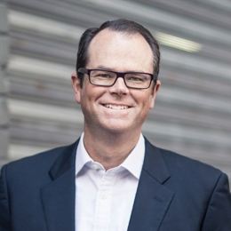  北京时间3月5日，现货黄金价格在2916.58附近波动，因美国总统特朗普的新关税措施引发贸易紧张局势，促使避险需求上升，推动金价上涨。同时，美原油价格维持在67.96美元/桶附近，油价跌至三个月低点。此情况产生的原因包括OPEC+决定在4月份按计划增产，以及美国对加拿大和墨西哥的关税措施和相应的报复性关税，进一步施压油价。此外，美乌矿产协议也有再次签署的消息传出。