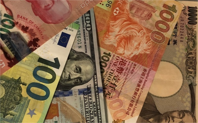  纳斯达克指数成功突破18300点大关，最新报道为18300.38，日内微跌0.27%