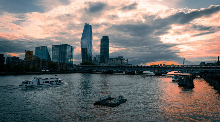  美元兑瑞典克朗接连下滑，创五个月以来的新低，最终交易时下跌至 10.2137，跌幅达到 1.8%。