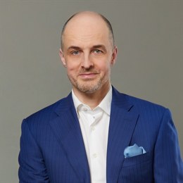 Adobe(ADBE.US)：预计到2025财年末AI驱动的年度经常性收入将翻倍